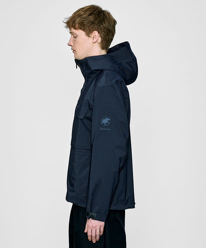 CRAFTED BY DESCENTE.LAB[ハードシェル アシンメトリーフィールドジャケット FWB61M]ネイビー6234600478メンズ HUNTING WORLD